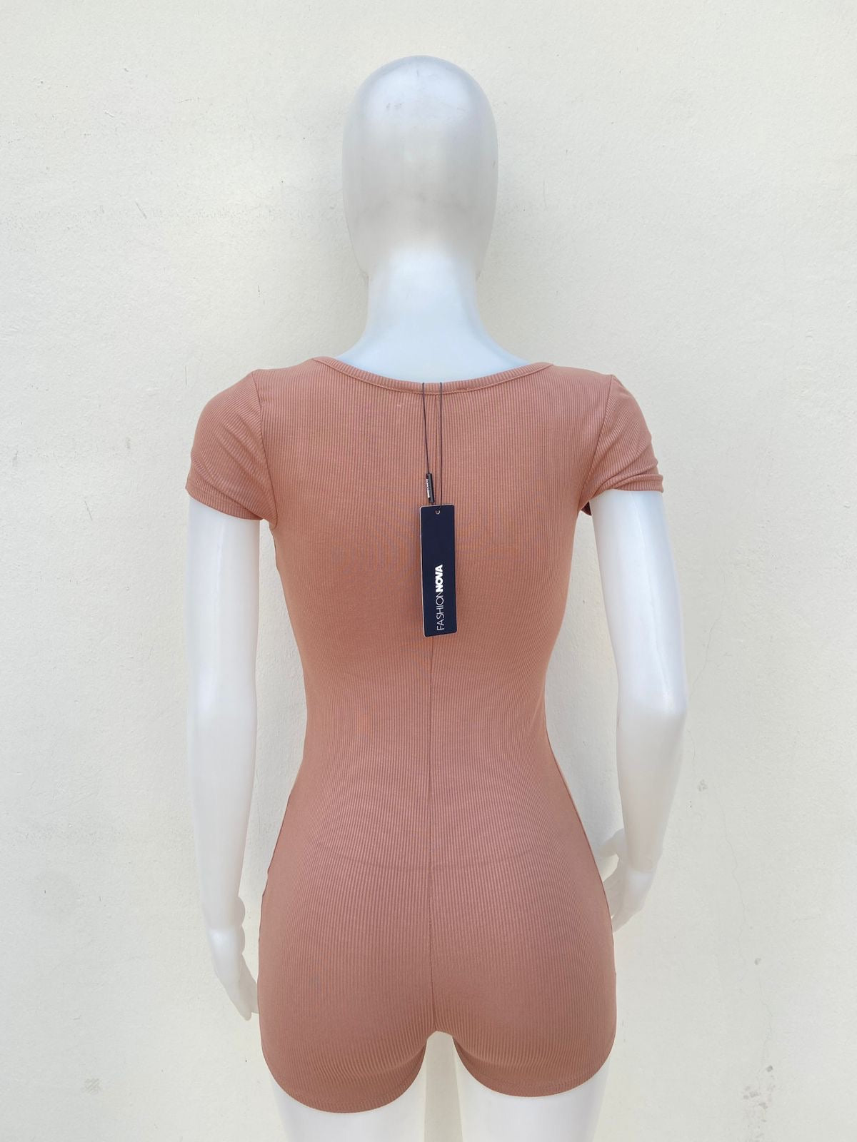 Enterizo/Romper Fashion Nova original, crema (Mocha) en tela canale, corto.