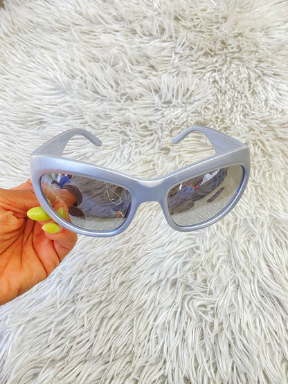 Lentes diseñados con protección UV 100-400 para proteger tu visión. Plateado, con micas plateada efecto espejo.