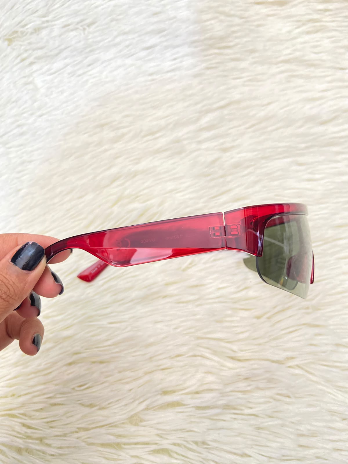 Lentes, verde oliva con montura en rojo vino y micas claras, con protección UV 100%.