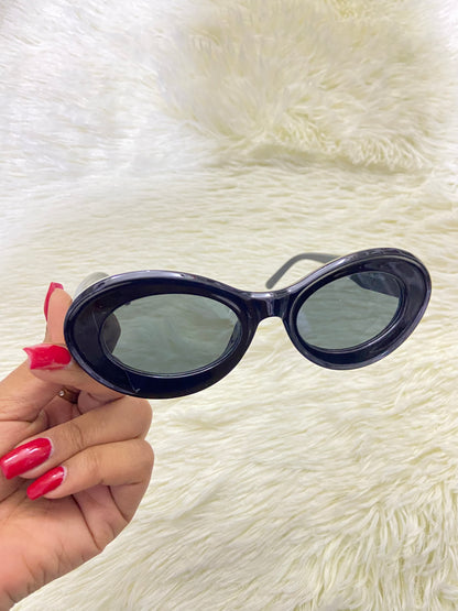 Lentes, negro con micas claras y forma ovalada.