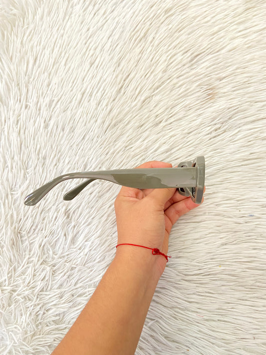 Lente en color verde militar/Gris con micas oscuras Pequeño