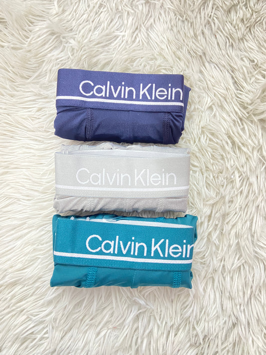 Boxer Calvin Klein original, pack de 3, en verde, gris y azul marino.