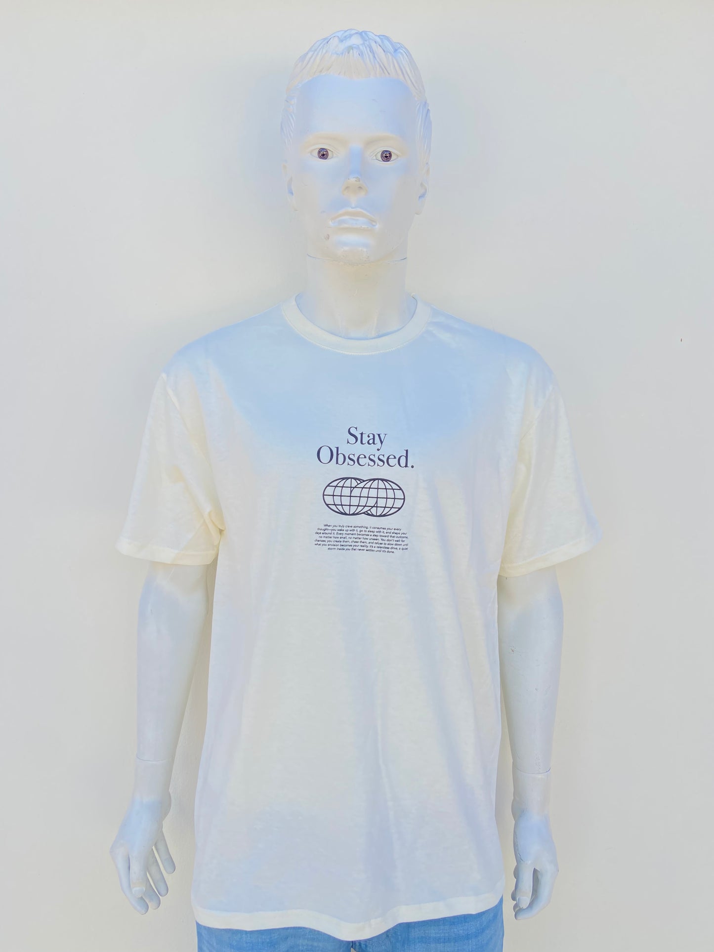 T-shirt, crema con letras STAY OBSESSED en negro ( permanecer obsesionado )