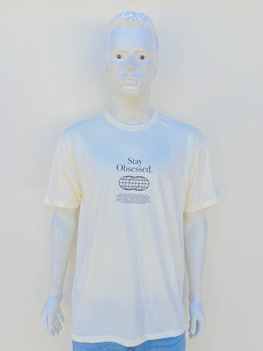 T-shirt, crema con letras STAY OBSESSED en negro ( permanecer obsesionado )