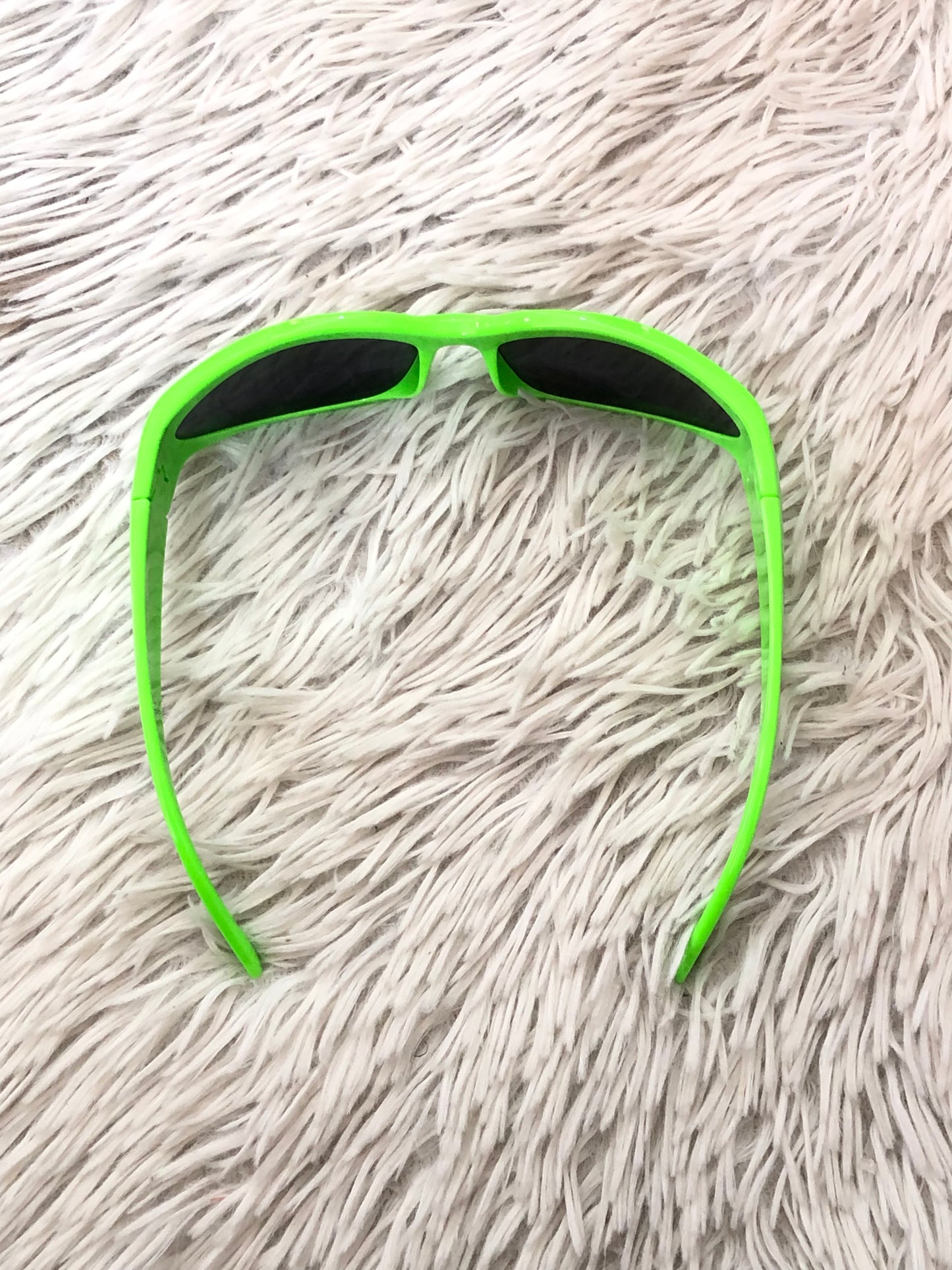 Lentes verdes pequeños con micas oscuras.