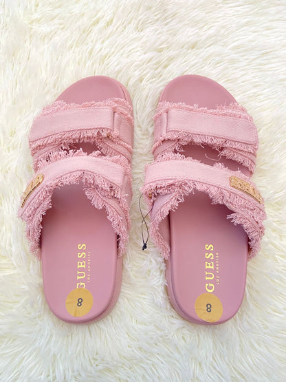 Sandalias GUESS original, color rosado con placa GUESS en dorado y pelusas.