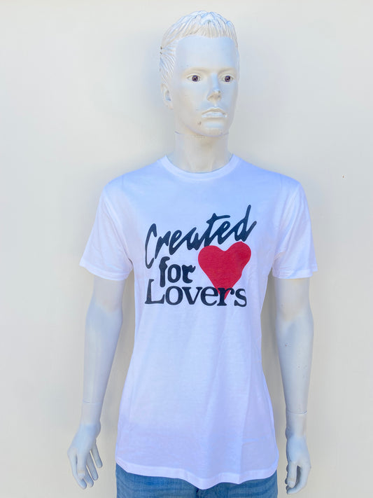 T-shirt, blanco con letras CREATED FOR LOVERS ( creado para los enamorados en color negro.