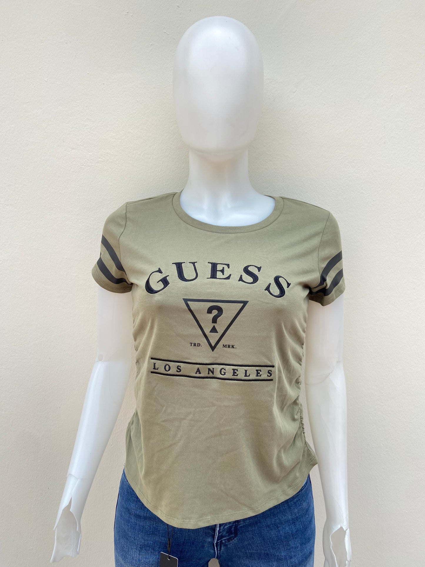 T-shirt/ Blusa GUESS original, verde oliva con letras GUESS en color negro en frente.