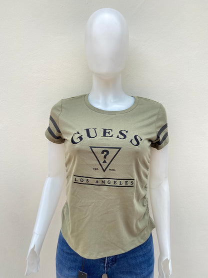 T-shirt/ Blusa GUESS original, verde oliva con letras GUESS en color negro en frente.