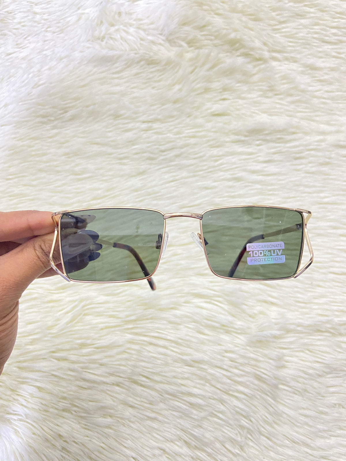 Lentes, con montura dorada y micas en color verde oscuro, con protección UV 100%.