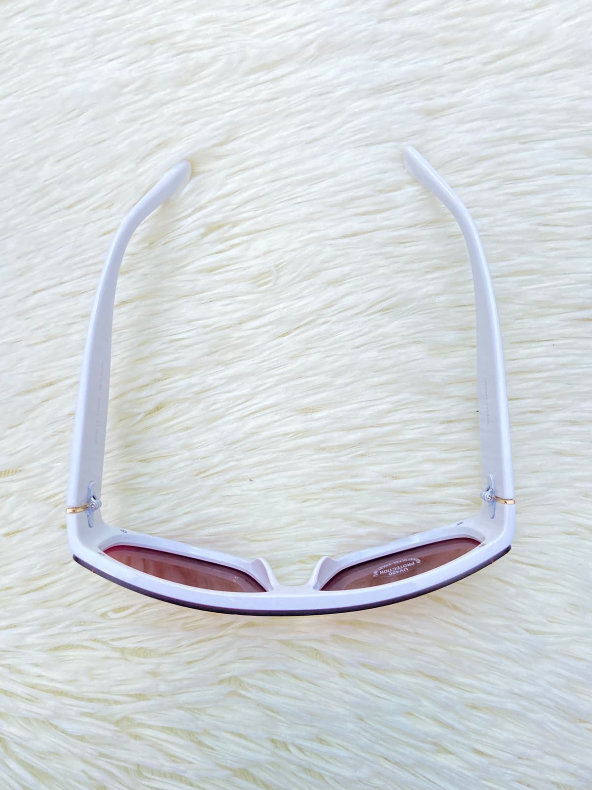 Lentes, multicolor con montura en color blanco y protección UV 100%.