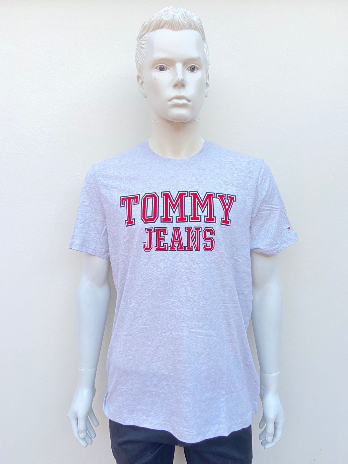 T-shirt Tommy Hilfiger original, Gris con letra Tommy Hilfiger en rojo.