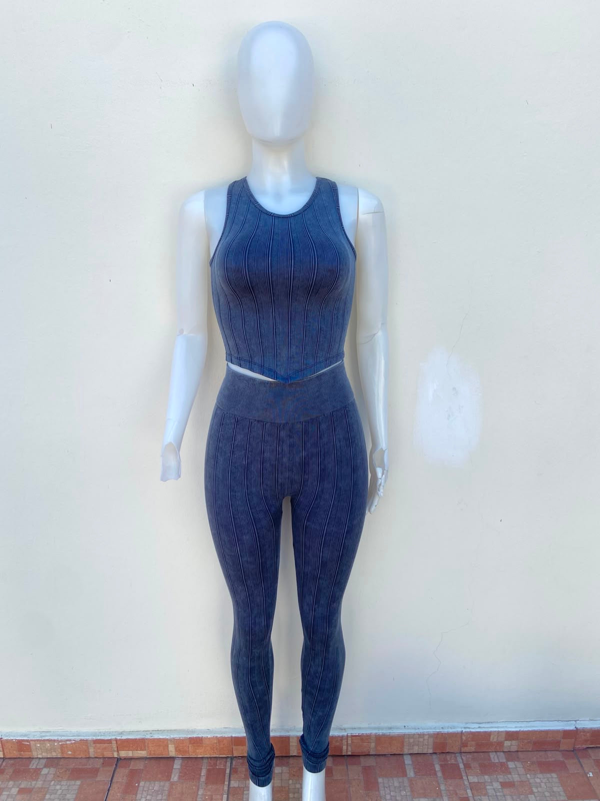 Conjunto Legging y top en color azul marino con tejido de líneas verticales y legging con pretina alta.