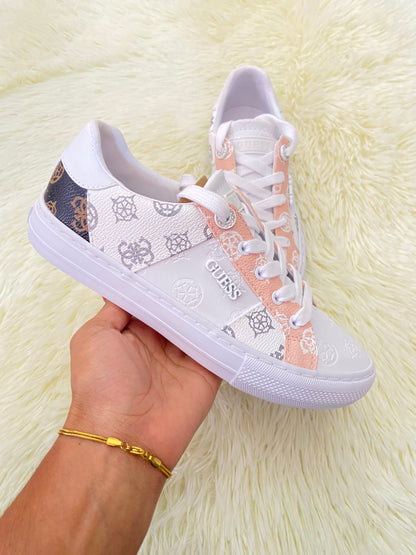 Tenis Guess original, blanco con rosado salmón, marron y estampado de la marca.