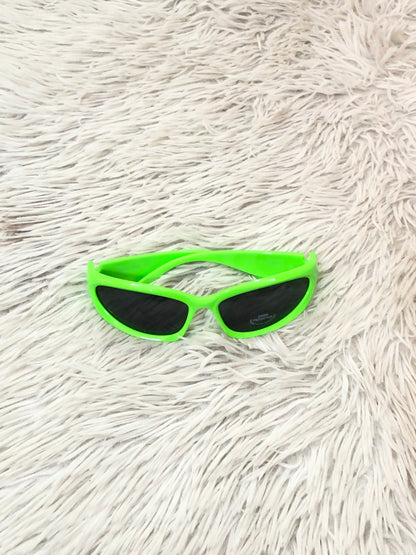 Lentes diseñados con protección UV 100-400 para proteger tu visión. Verdes pequeños con micas oscuras.