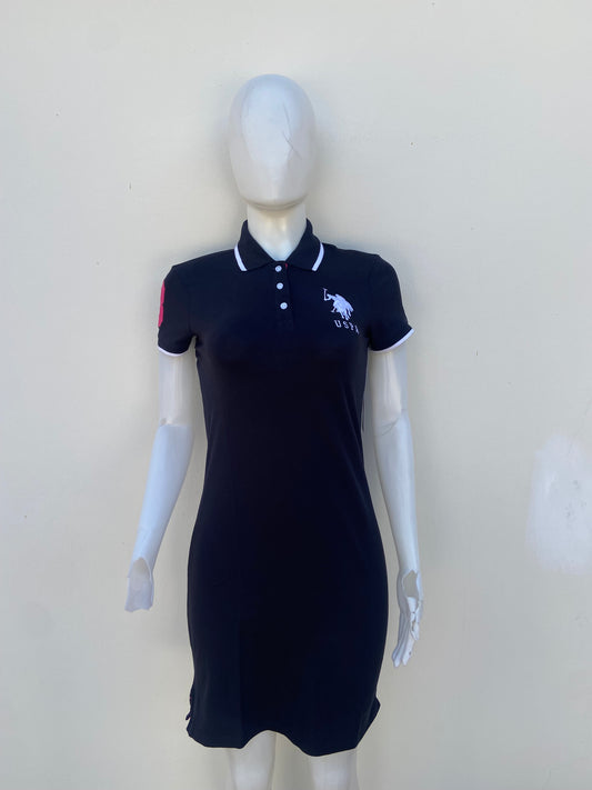 Vestido U.S POLO ASSN. original con cuello en color negro con logotipo de la marca al frente en color blanco y número 3 en una manga color rosado.