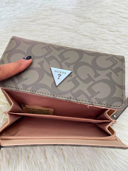 Monedero GUESS original, color verde militar con estampado G y placa GUESS en forma de triangulo en plateado.