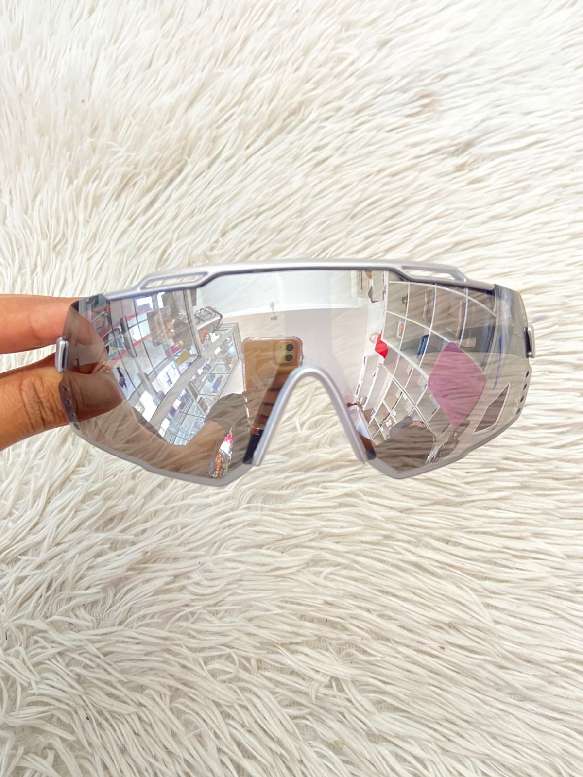 Lentes, plateados con montura en color plateado metálico.