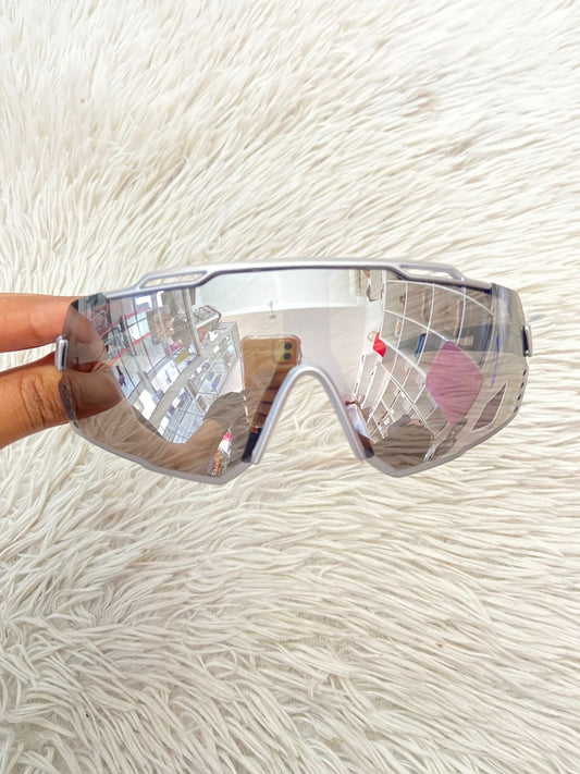 Lentes, diseñados con protección UV 100-400 para proteger tu visión. Plateados con montura en color plateado metálico.