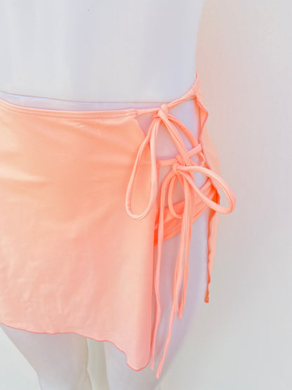 Set de falda salida y biquini panti de playa, naranja claro, con lazos ajustables en la falda.