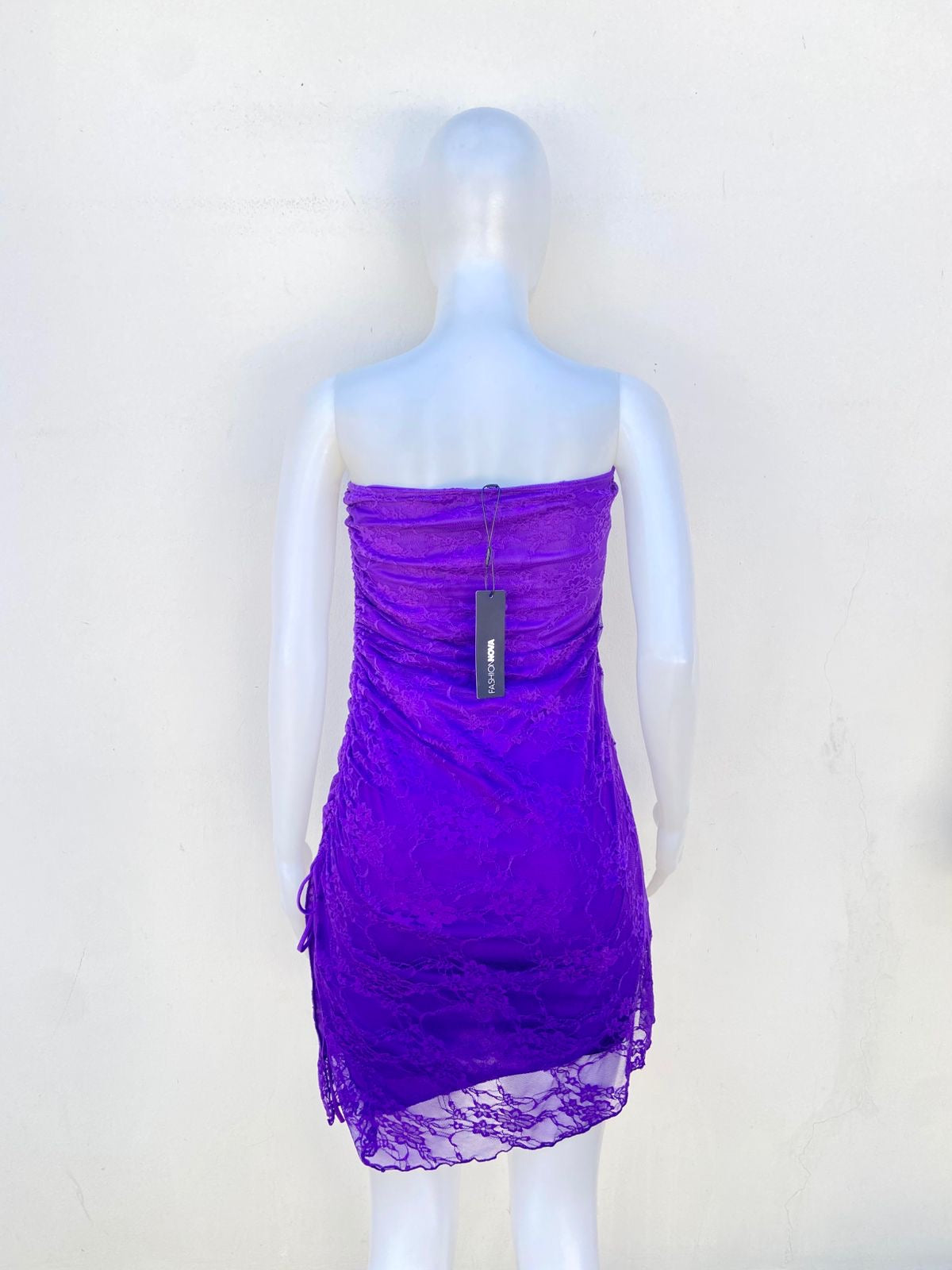 Vestido morado con doble tela sueve estampado de flores y lazos ajustables en el lado