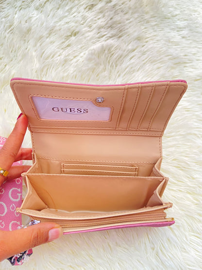 Set GUESS original de monedero/ cartera y tarjetero de color rosado ( Dusty Rose ) con letras de color plateado y rosado.
