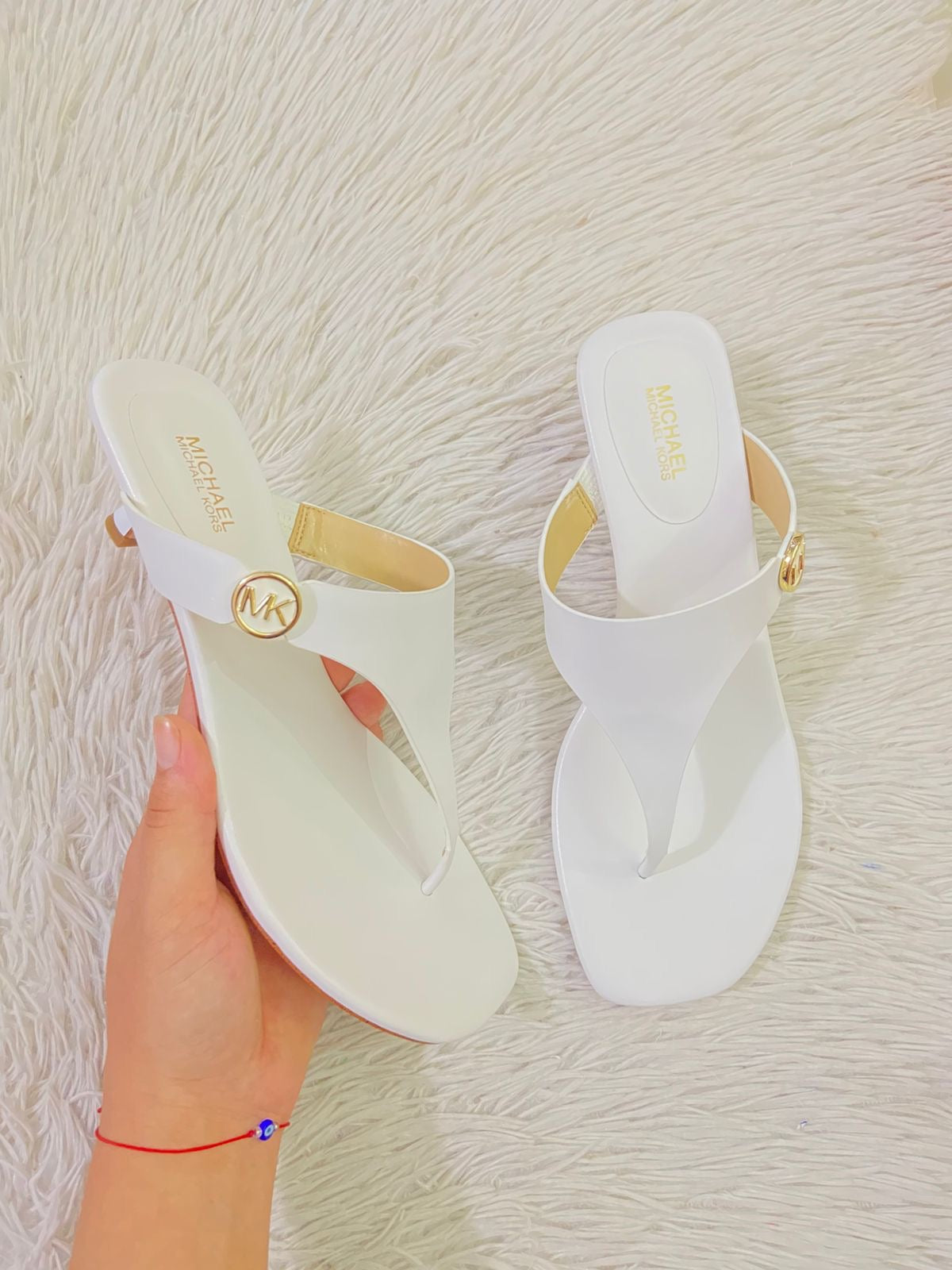 Zapatillas MICHAEL KORS original blanca con placa MK en dorado.