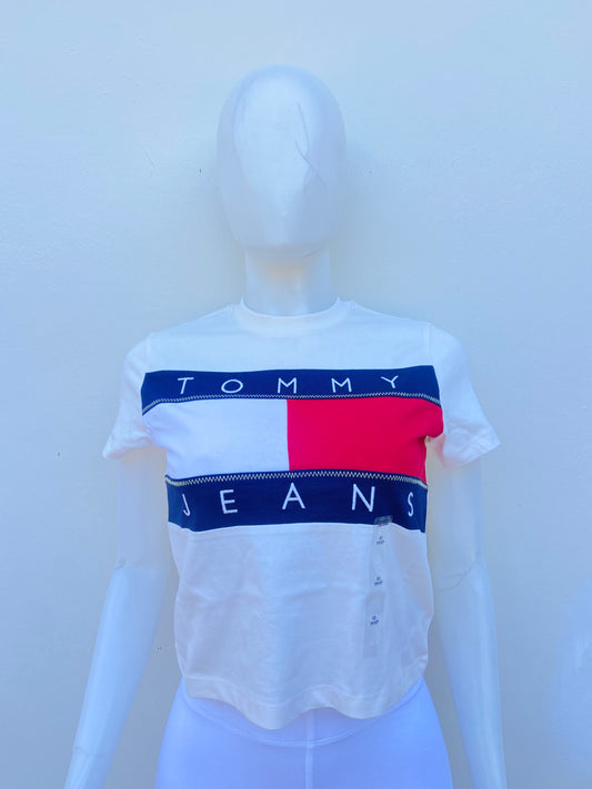 Top Tommy Hilfiger original en color blanco con bandera de la marca al frente en color blanco y rojo TOMMY JEANS.