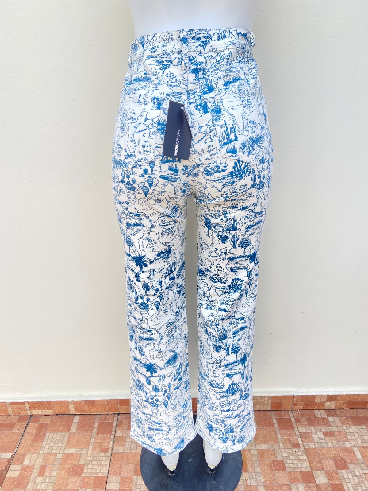 Pantalón Fashion Nova original jean color blanco con diseños azules, de cactus y palmeras.