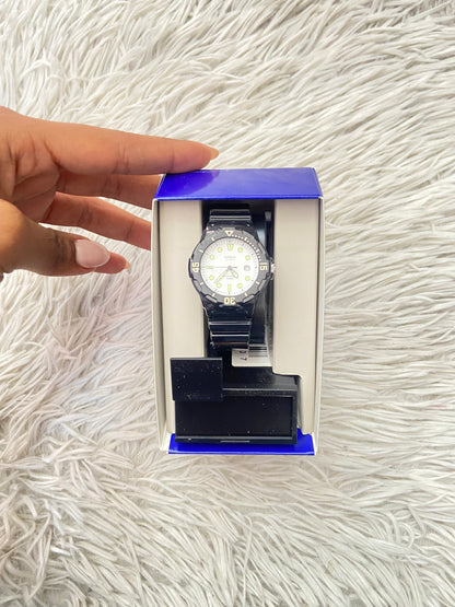 Reloj Casio original negra con fondo en color blanco y verde.