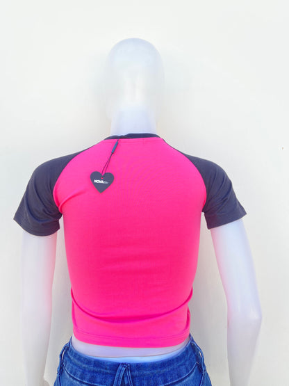 Top/ T-shirt, rosado con magas negra y letras MALIBU CALIFORNIA en color negro.