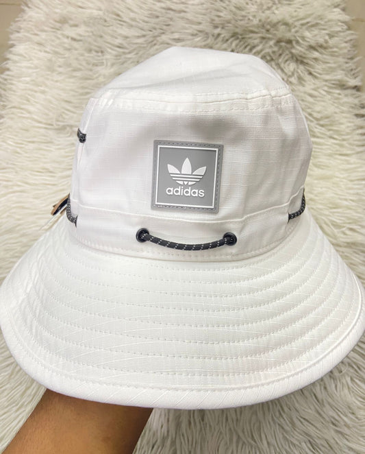 Gorro/Sombrero Adidas original blanco con lazo ajustable, con logotipo de la marca en frente.