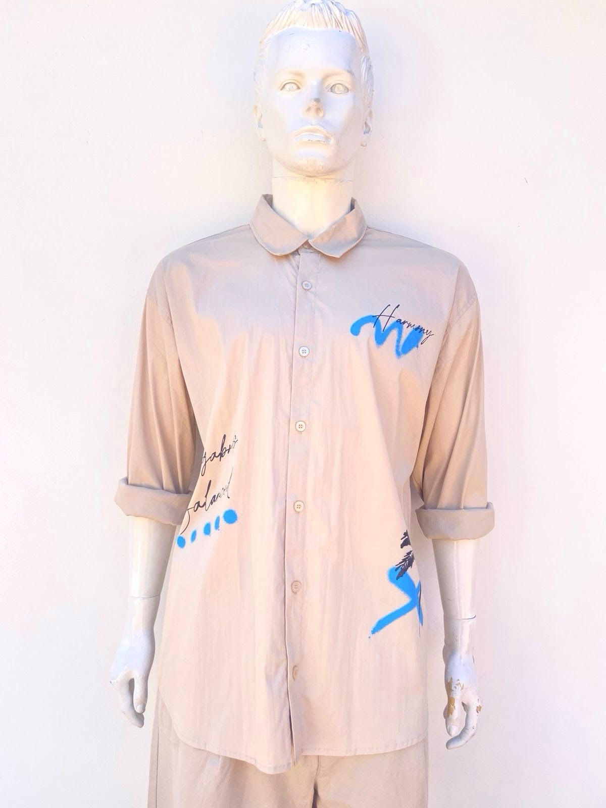 Camisa, algodón, en color crema con diseños azules y letras negras