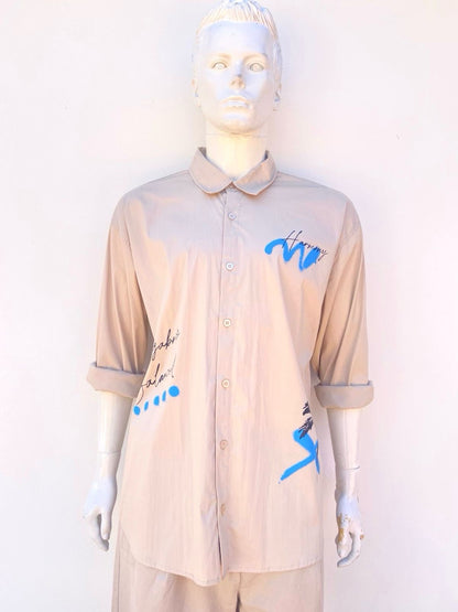 Camisa, algodón, en color crema con diseños azules y letras negras