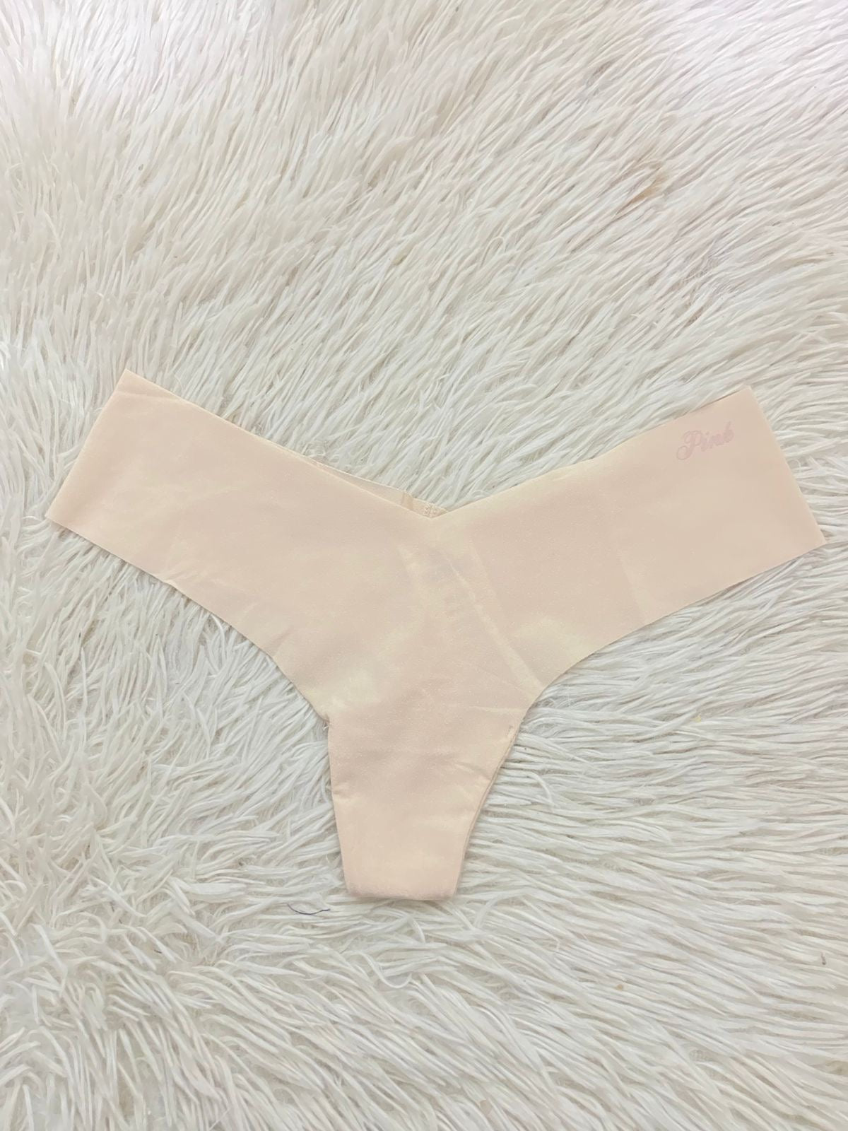 Panti PINK original, crema liso con pequeñas letras PINK en negro en cursivas, tanga.