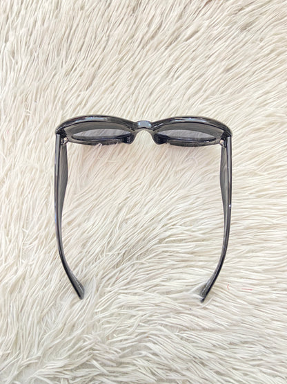 Lentes diseñados con protección UV 100-400 para proteger tu visión. Negro curvos con micas pequeñas.