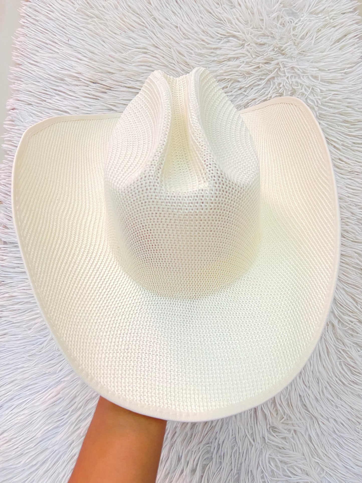 Gorro/ Sombrero, crema estilo tejido liso.