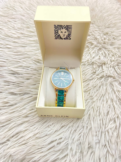 Reloj ANNE KLEIN original, color dorado con verde jade ( mármol ) con detalles dorados y verde.
