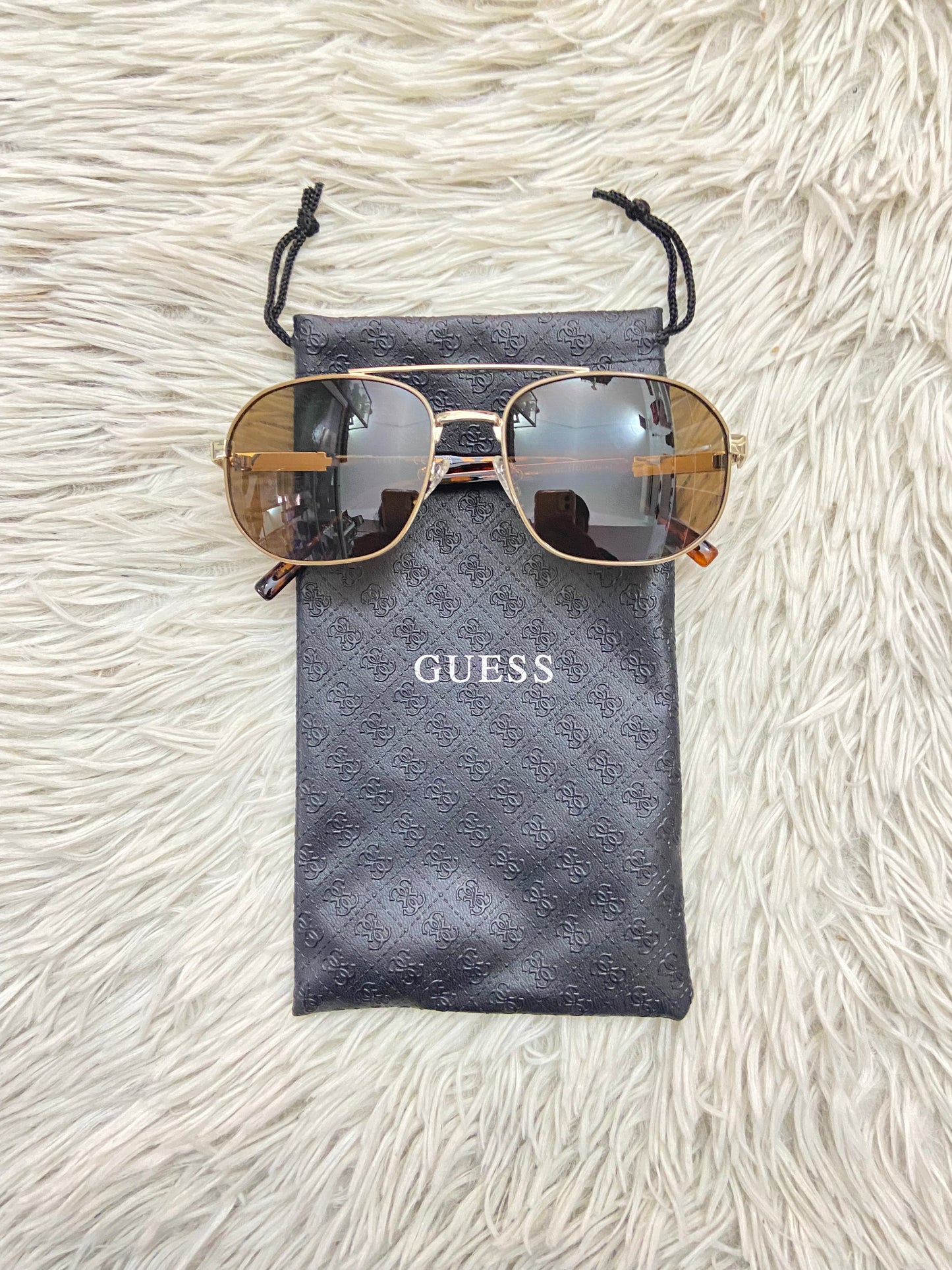 Lentes GUESS original, diseñados con protección UV 100-400 para proteger tu visión. Marrones con montura en animal print, ovalados.