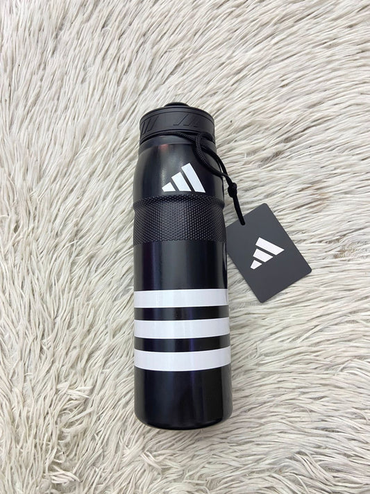 Termo ADIDAS Original en color negro con rayas y logotipo de la marca al frente en color blanco con medidor de onzas atras.