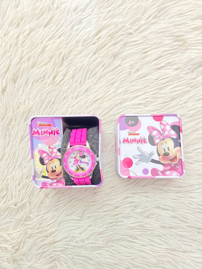 Reloj MINNIE en color rosado con imagen de minnie en el fondo