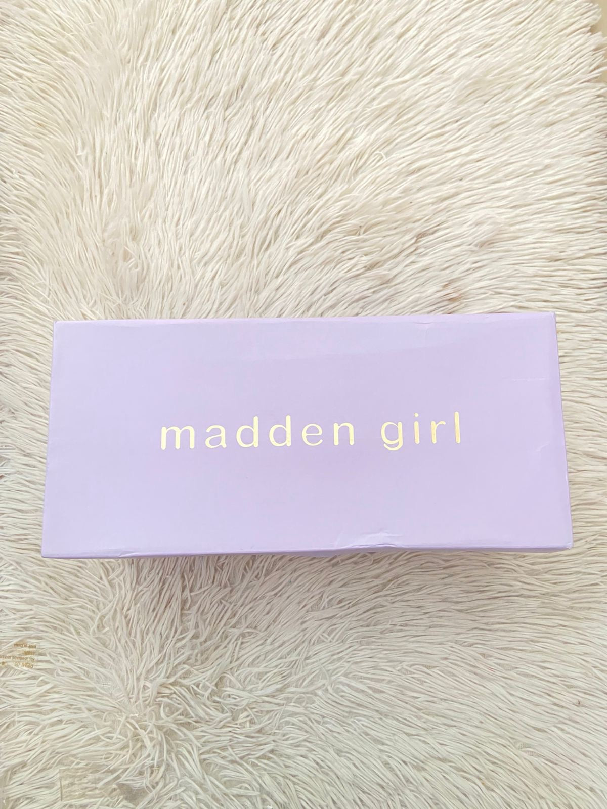 Sandalias MADDEN GIRL Original, en color crema con doble correa y evillas al frente en color plateado.