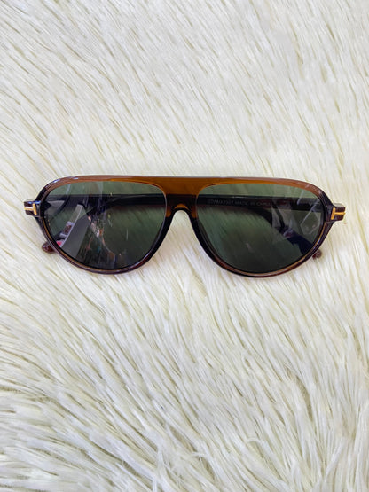 Lentes, marrones con micas en  color verde oscuro y detalles en dorado.