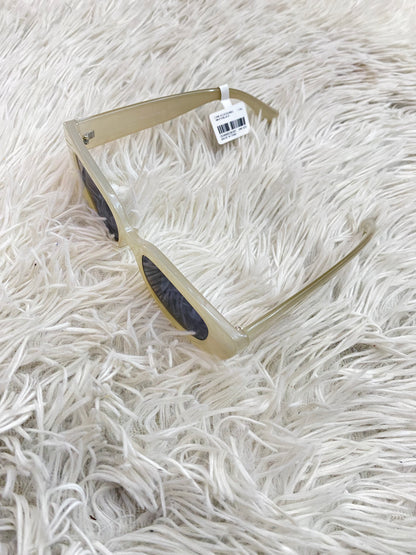 Lentes Forever21 original, diseñados con protección UV 100-400 para proteger tu visión. Color blanco hueso con micas negras.