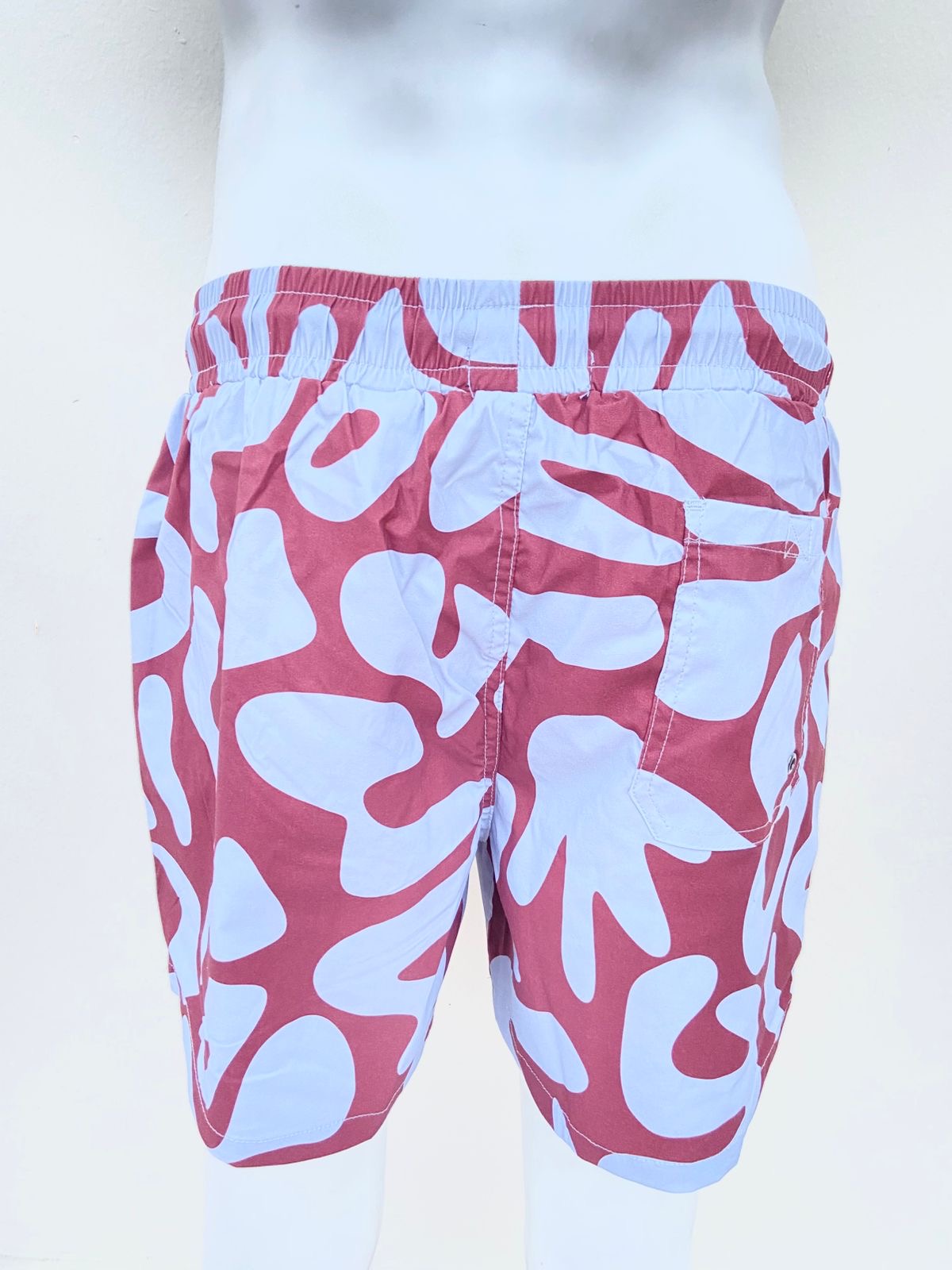 Bañador Baggy en color azul con detalles en color marron lazo ajustable en color marron.