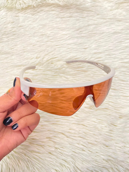 Lentes, naranja con montura en color crema y micas naranja, con preparación UV 100%.