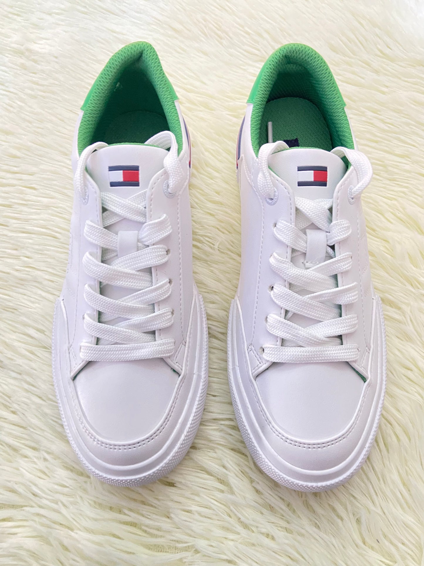 Tenis TOMMY HILFIGER original, blanco con verde en la parte trasera y letras HILFIGER en los costados.