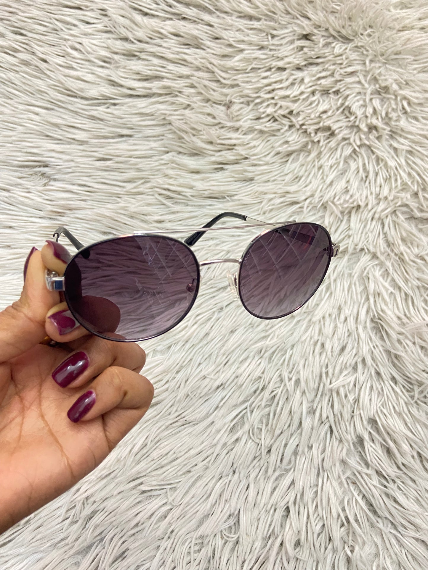 Lentes GUESS original, con protección UV 100-400 para proteger tu visión. Negro, montura plateada y micas oscuras.