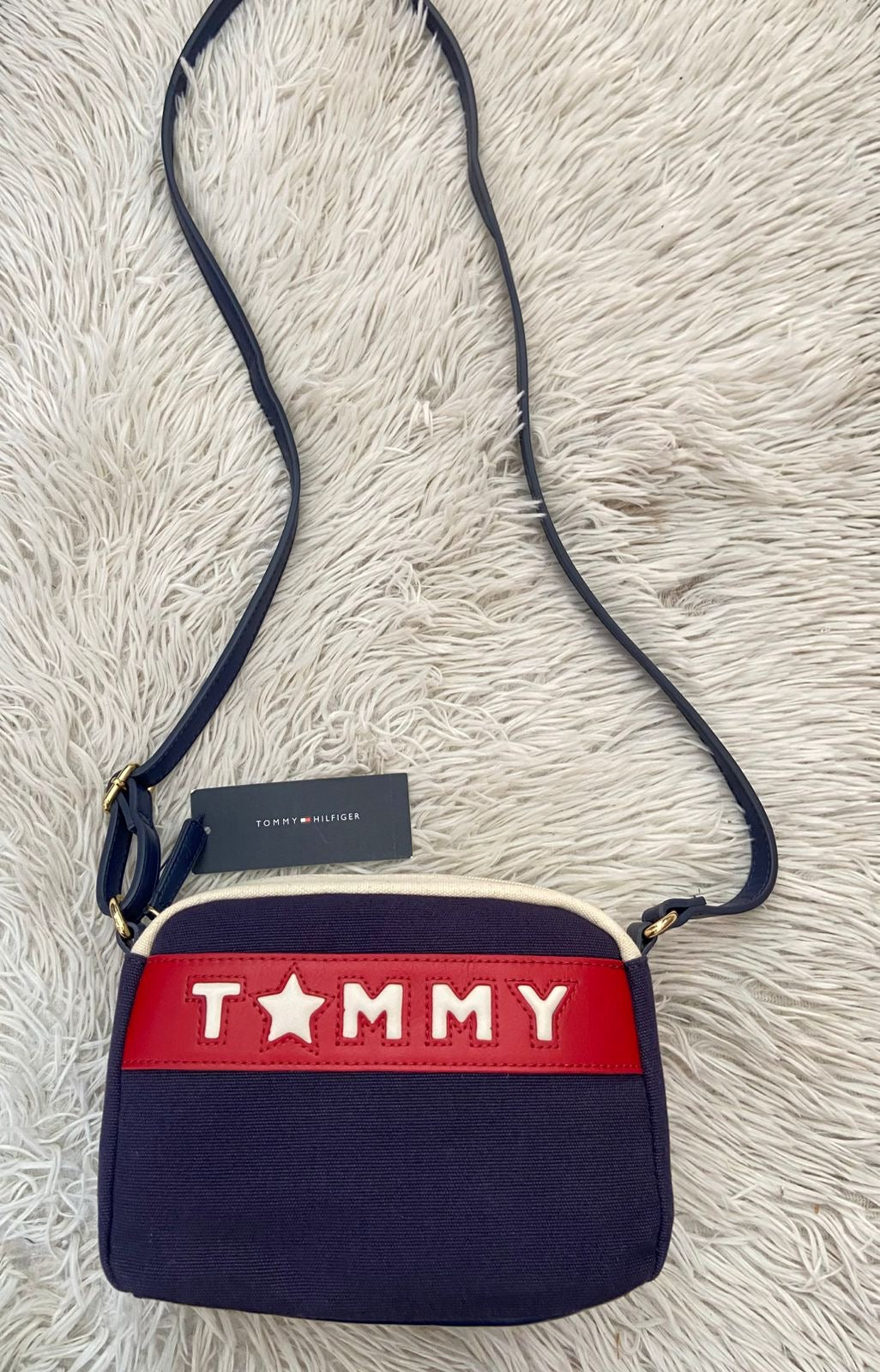 Cartera/ Crossbody TOMMY HILFIGER original, azul marino con raya en rojo y letras TOMMY en color blanco.