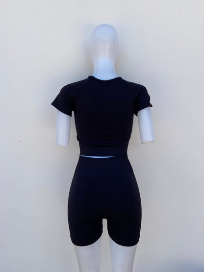 Conjunto, negro de legging corta y top.